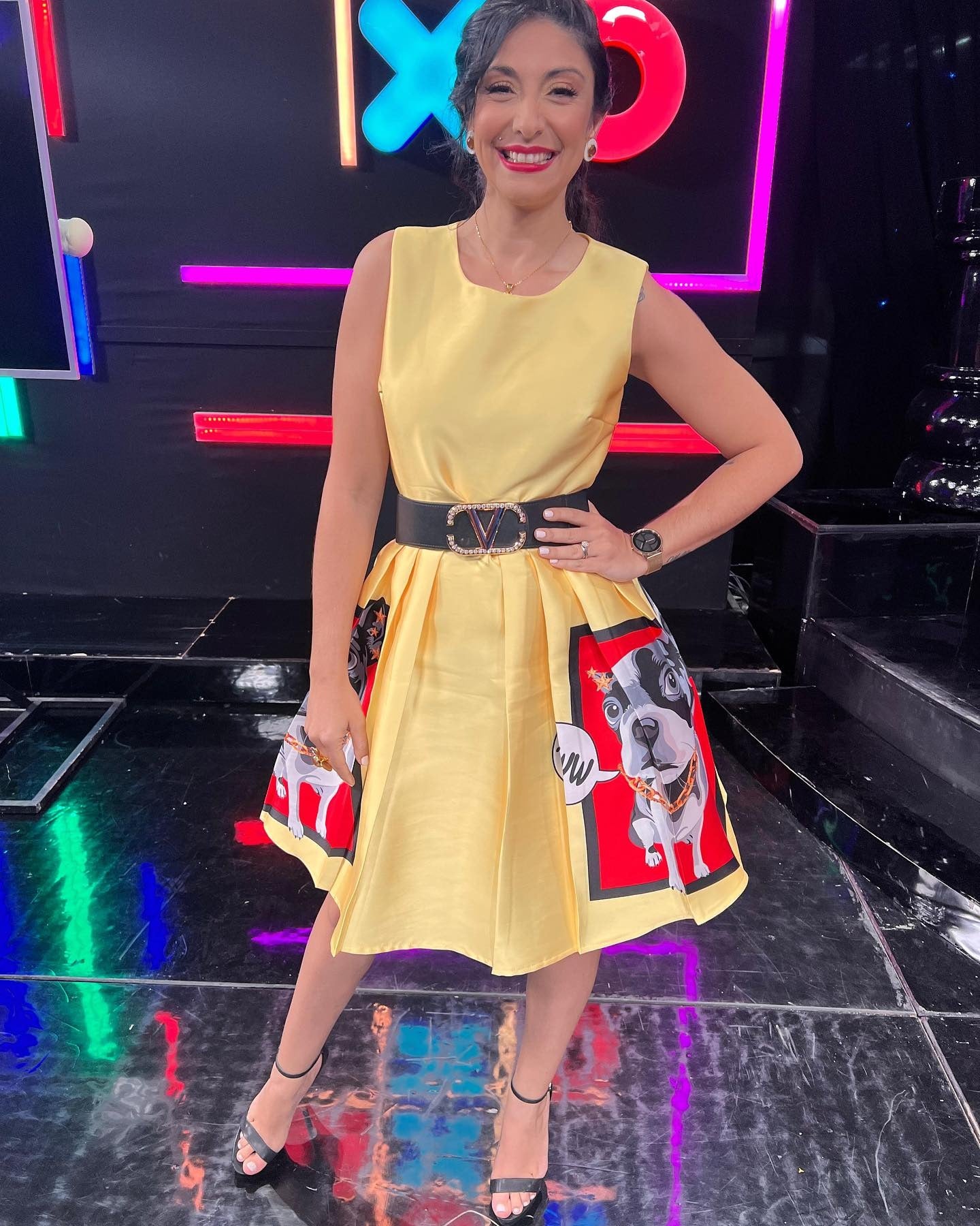 Classic yellow dress with bulldog pocket design